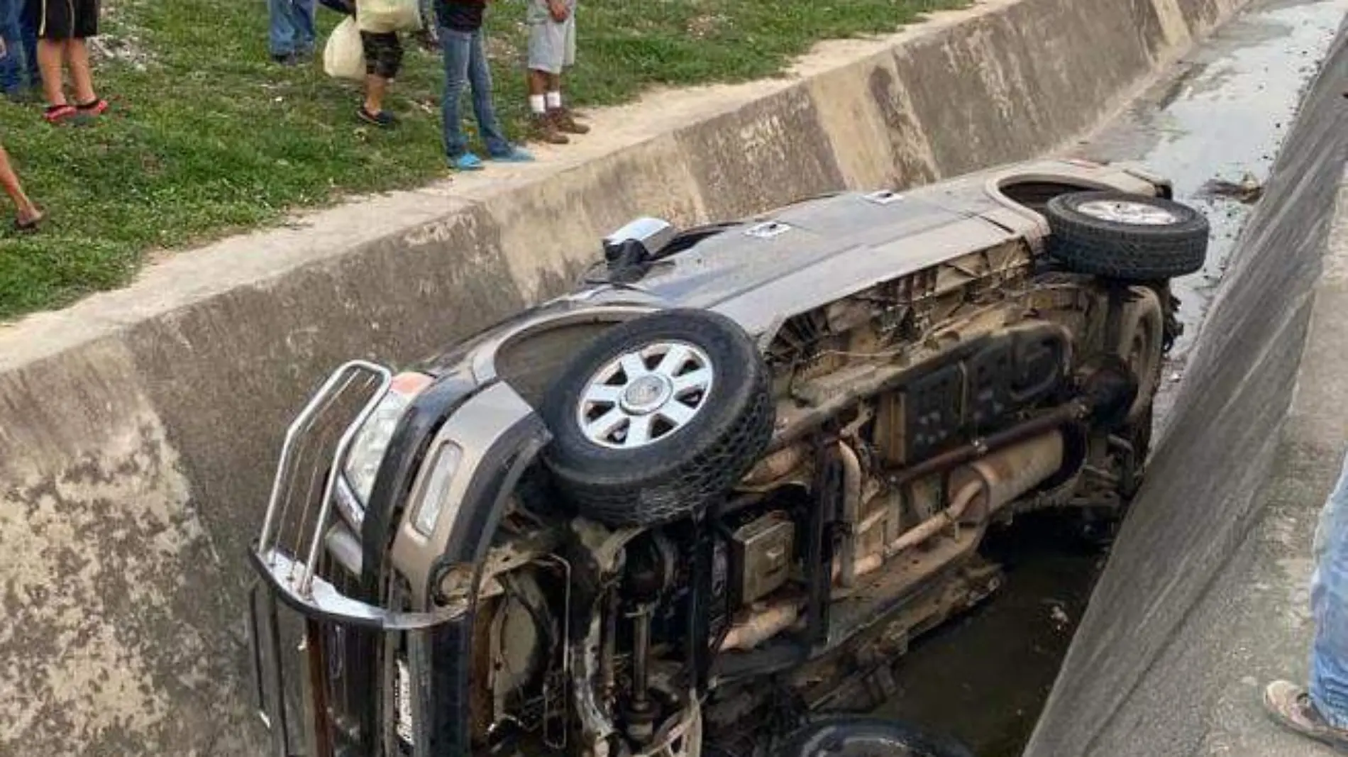 La caída de una camioneta particular en un canal a cielo abierto en la colonia Garza Leal sorprendió a los vecinos 